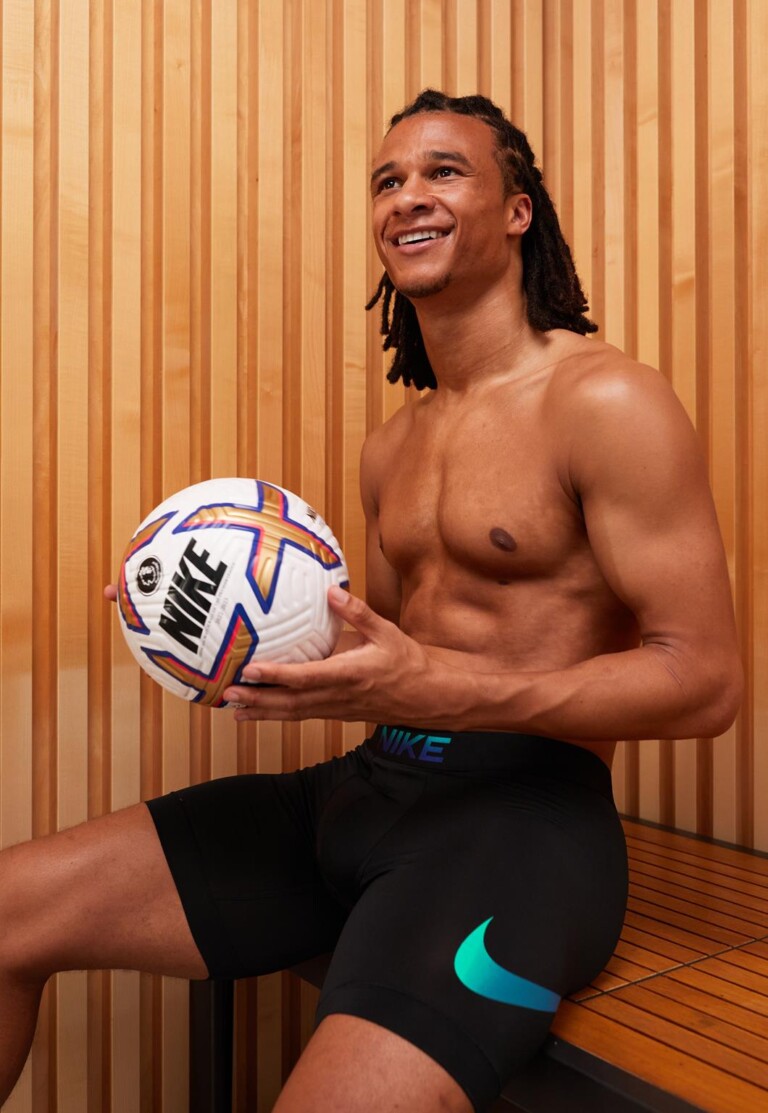 Il Calciatore Nathan Ak Volto Della Nuova Campagna Nike Underwear