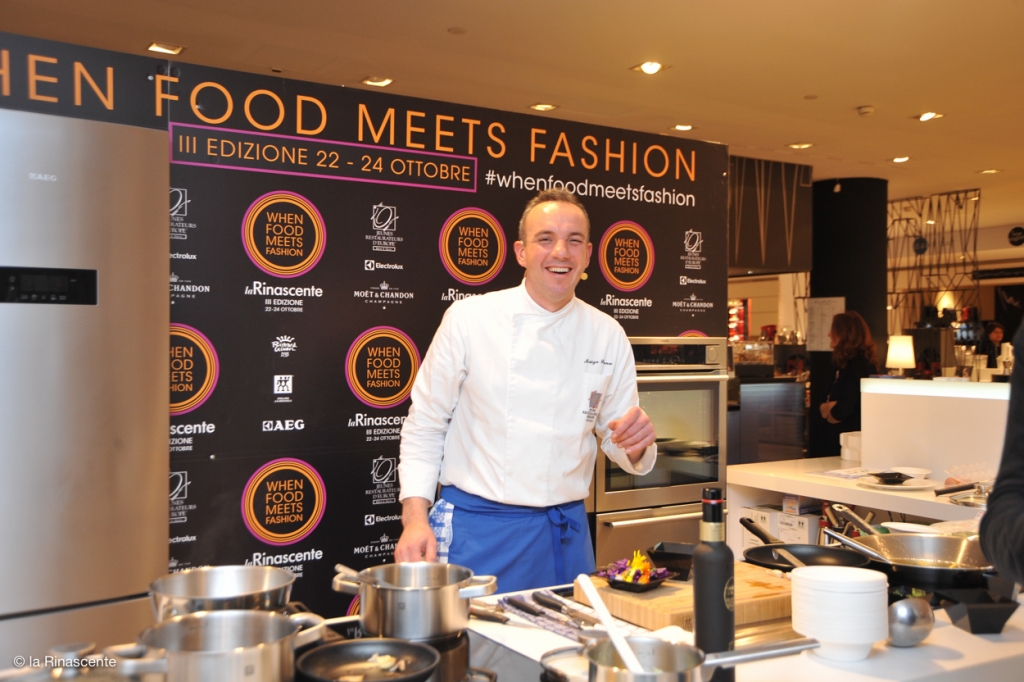 Lo chef Paolo Donei alle prese con il primo cookingshow della giornata