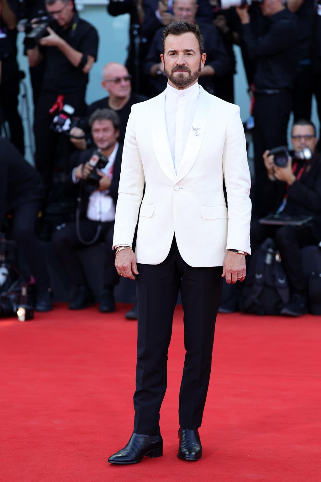 JUSTIN THEROUX IN ZEGNA RED CARPET