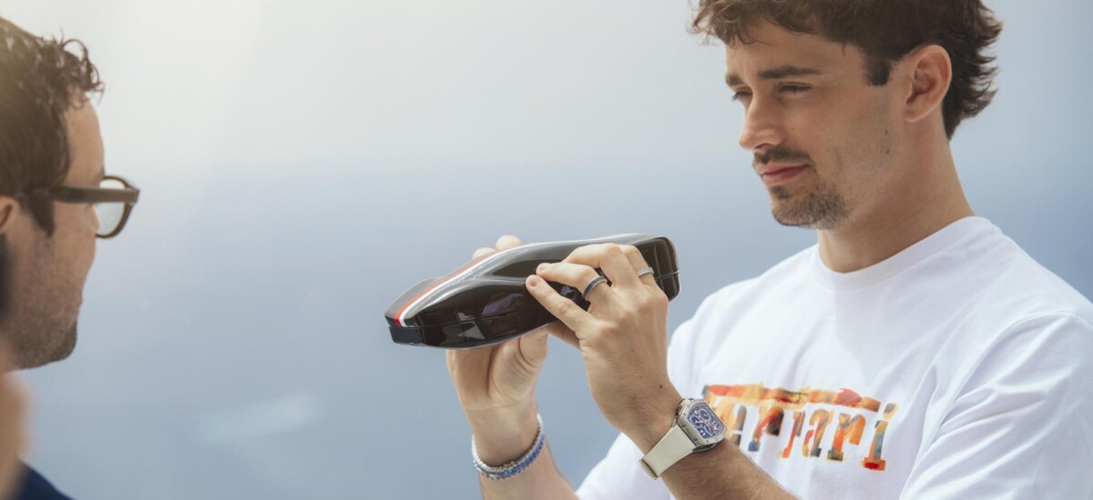 Ferrari lancia la Maranello Clutch firmata Charles Leclerc e introduce il servizio Made To Order per un'esperienza di lusso unica e personalizzata.