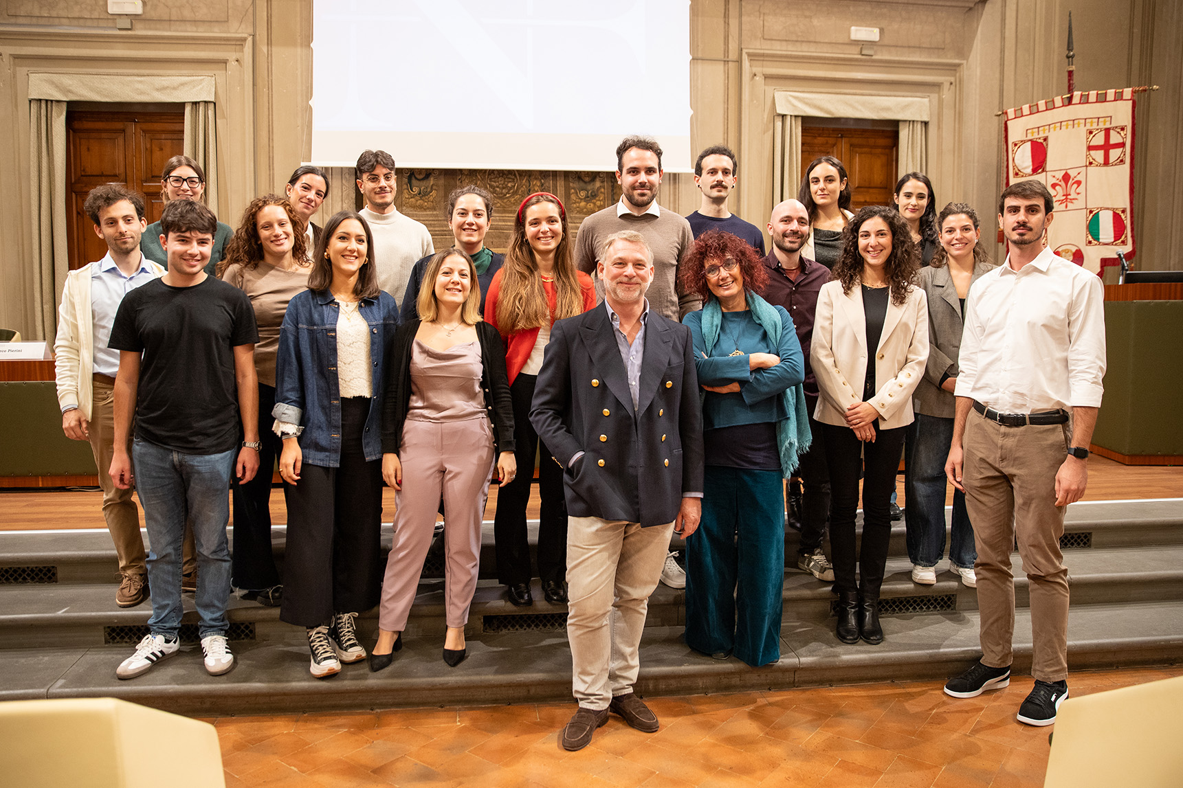 Andy Bianchedi (Presidente FHMR) Roberta Lanfredini (docente di filosofia teoretica UNIFI e coordinatrice del progetto) e i 20 FUTURE PLANNERS del progetto Navigare al Futuro