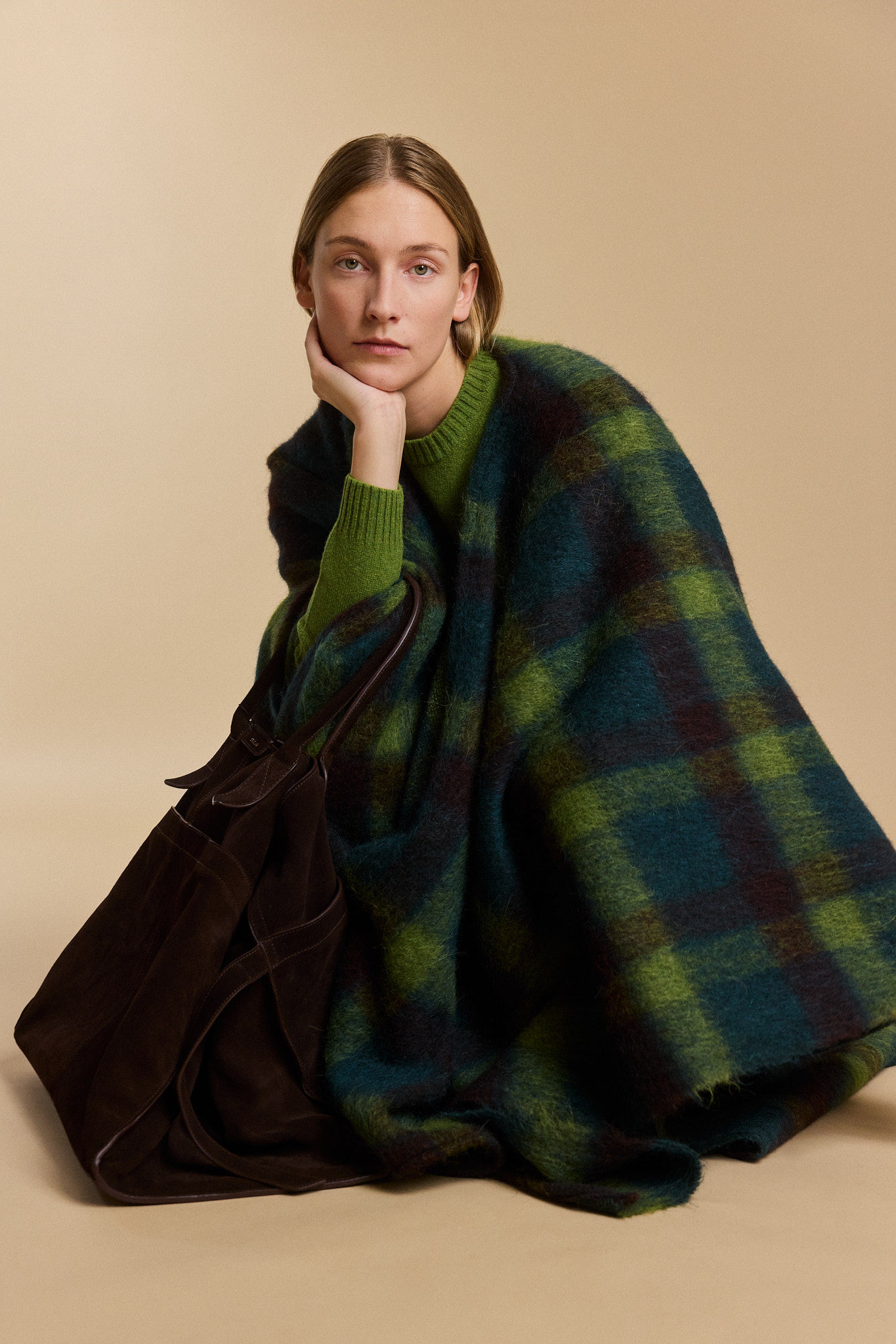 Poncho in Baby Alpaca, Mohair e lana vergine. Fantasia e tessuto esclusiva Carlo Piombo autunno-inverno 2024. Maglione girocollo calato in puro lambswool inglese