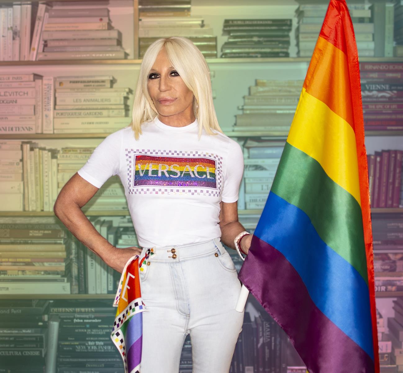 Versace: Donatella ambasciatrice di Stonewall a sostegno della comunitÃ  LGBTQ+. - Fashion Times