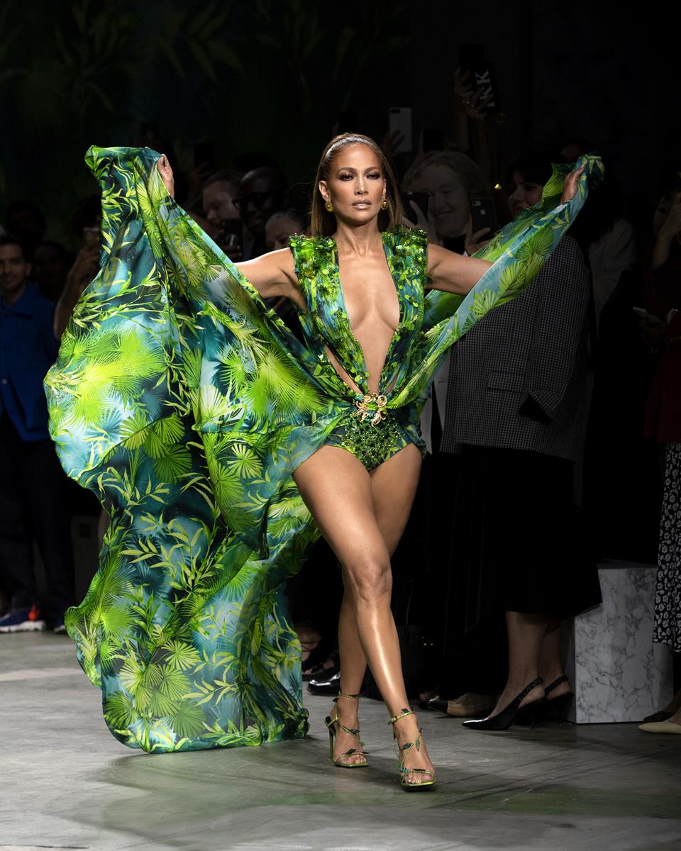Versace: torna il Jungle Dress, abito che ha fatto la storia - Fashion Times
